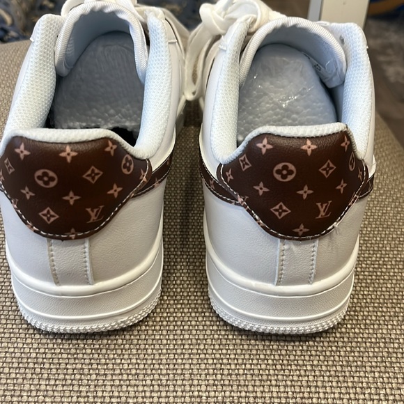 Universal sneakers men’s size 9 ladies size 11
Never worn , well made - Picture 5 of 10